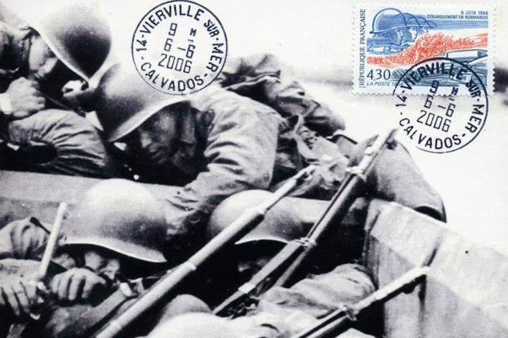 56 - Les oprations terrestres : Les premires vagues d'assaut arrivent en vue des plages,  l'abri derrire le blindage des barges 3