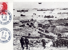 140 -  Les renforts en hommes et en matriels ne cessent d'affluer sur les plages 9