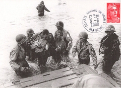 127 -  Les infirmiers donnent les premiers soins aux blesss avant de les vacuer sur des barges vers le navire hpital ancr au large 3