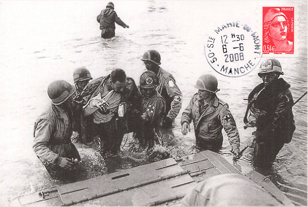 127 -  Les infirmiers donnent les premiers soins aux blesss avant de les vacuer sur des barges vers le navire hpital ancr au large 3