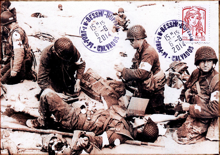 126 -  Les infirmiers donnent les premiers soins aux blesss avant de les vacuer sur des barges vers le navire hpital ancr au large 2