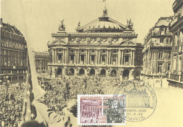 105 -  La place de l'Opra noire de monde