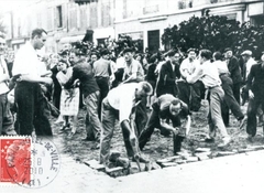 10 - Des barricades improvises barrent les rues de la capitale 2